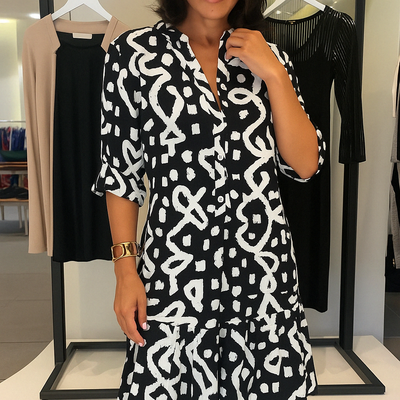 Ebba | Elegant kjole med V-udskæring og print